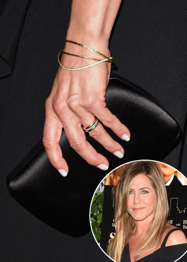 Look! Jennifer Aniston Debuts Her Wedding Band - E! Online - UK